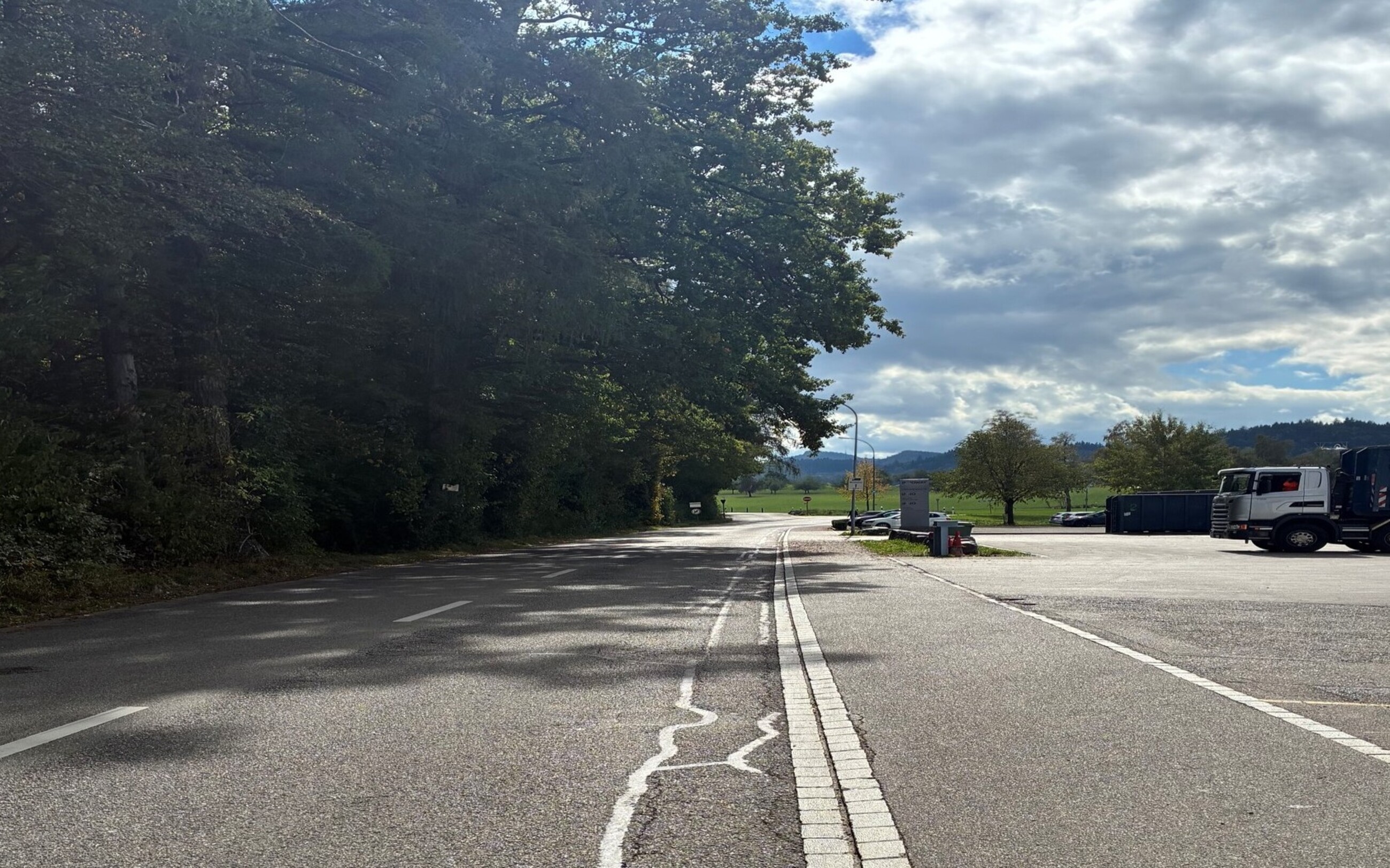 <p><span style='background-color: #ffffff;'>Das bestehende Trottoir entlang der Hörnlistrasse wird neu als Radweg bis zum Ende des Industriegebietes von Eschlikon verlängert.</span></p>